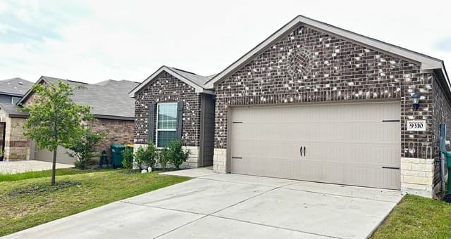 3-bedroom rental at 9310 Nubuck Br in Converse, TX — photo 2
