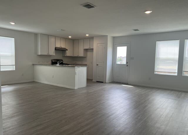 4-bedroom rental at 6606 Willow Lndg in Converse, TX — photo 4