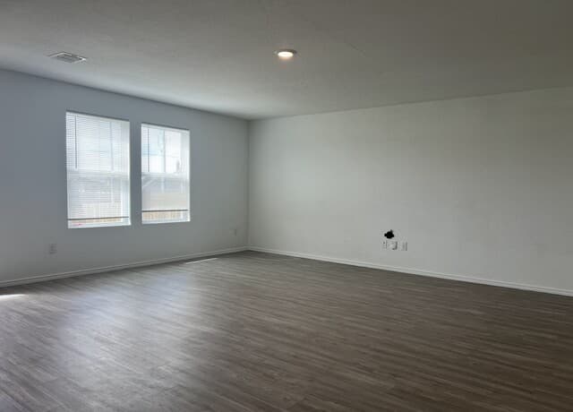 4-bedroom rental at 6606 Willow Lndg in Converse, TX — photo 5
