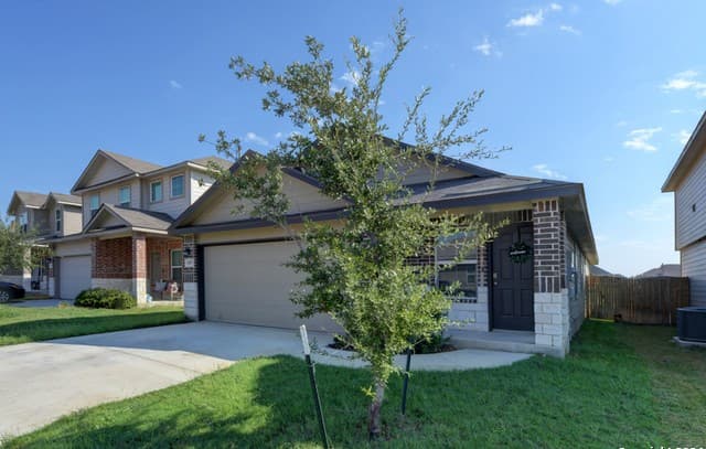 3-bedroom rental at 197 Middle Green Loop in Floresville, TX — photo 2