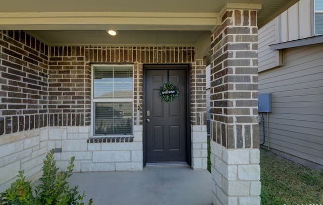 3-bedroom rental at 197 Middle Green Loop in Floresville, TX — photo 3