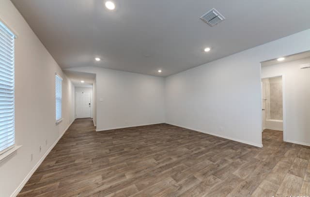 3-bedroom rental at 197 Middle Green Loop in Floresville, TX — photo 5