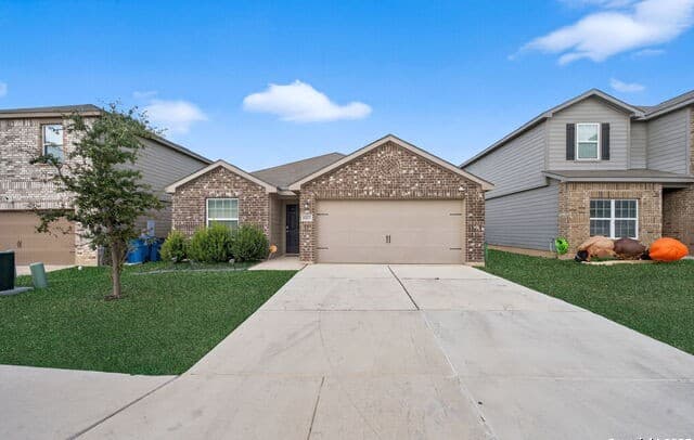 3-bedroom rental at 15115 Jetfire Pt in Von Ormy, TX — photo 2