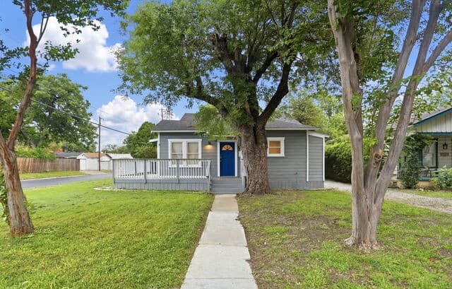 Home for sale at 1502 W Elsmere in San Antonio, TX — photo 1