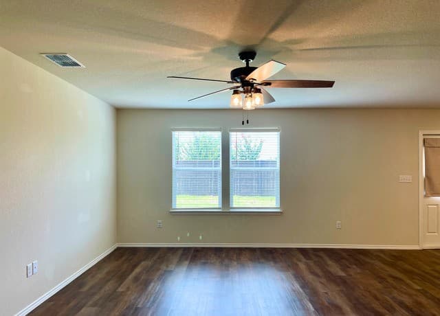 3-bedroom rental at 10320 Band Wagon in Converse, TX — photo 4