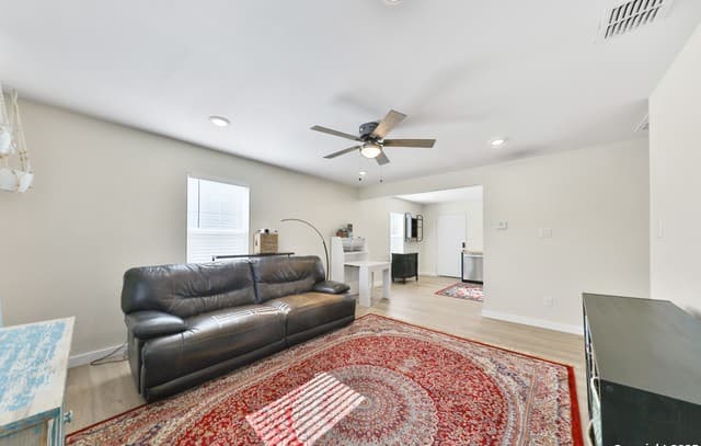 2-bedroom rental at 315 W Norwood Ct Unit 1 in San Antonio, TX — photo 4