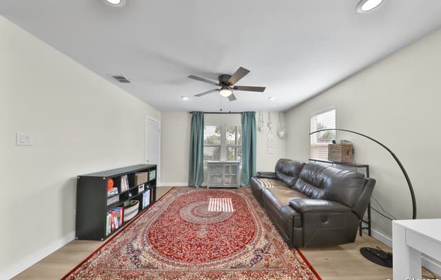 2-bedroom rental at 315 W Norwood Ct Unit 1 in San Antonio, TX — photo 5