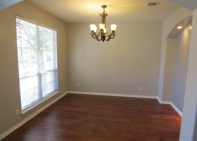 5-bedroom rental at 519 Ginsberg Dr in Schertz, TX — photo 3