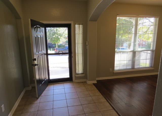 5-bedroom rental at 519 Ginsberg Dr in Schertz, TX — photo 4