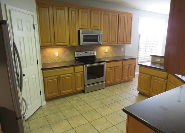 5-bedroom rental at 519 Ginsberg Dr in Schertz, TX — photo 5