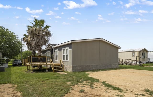 Home for sale at 510 Cedar in Jourdanton, TX — photo 2