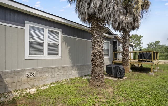 Home for sale at 510 Cedar in Jourdanton, TX — photo 3