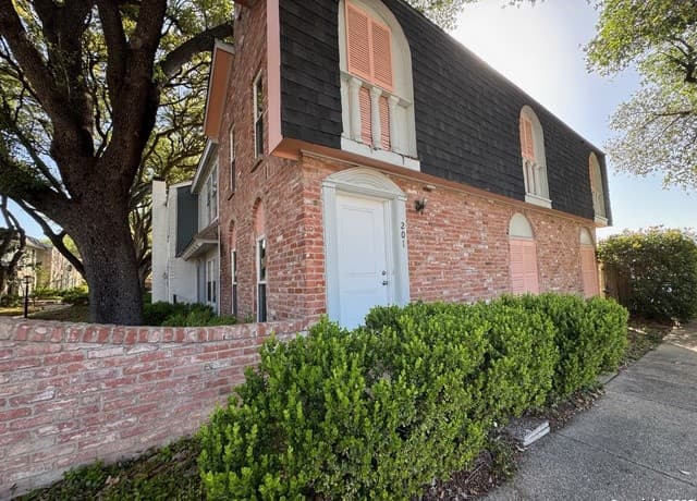 2-bedroom rental at 2811 Woodbury Dr Unit 201 in San Antonio, TX — photo 2