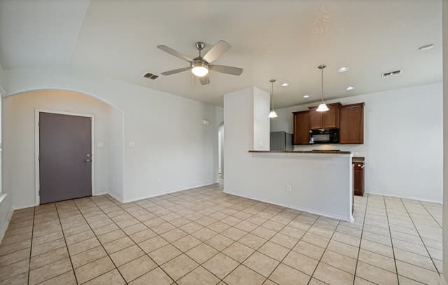 3-bedroom rental at 3851 Bacall Way in Converse, TX — photo 4