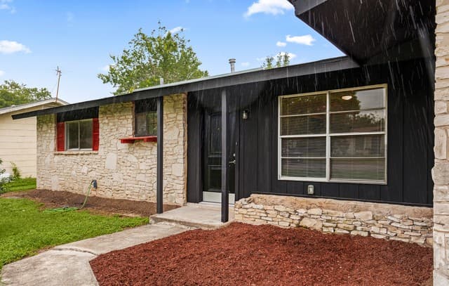 Home for sale at 5230 Swann Ln in San Antonio, TX — photo 4