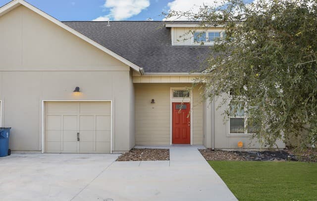 3-bedroom rental at 211 Circle Ct in Pleasanton, TX — photo 2