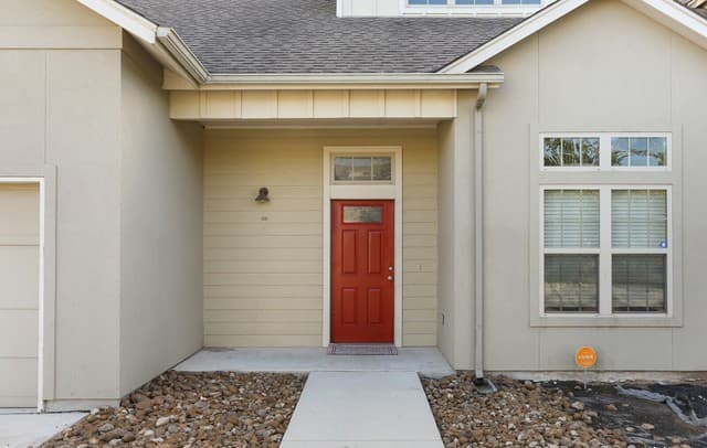 3-bedroom rental at 211 Circle Ct in Pleasanton, TX — photo 3