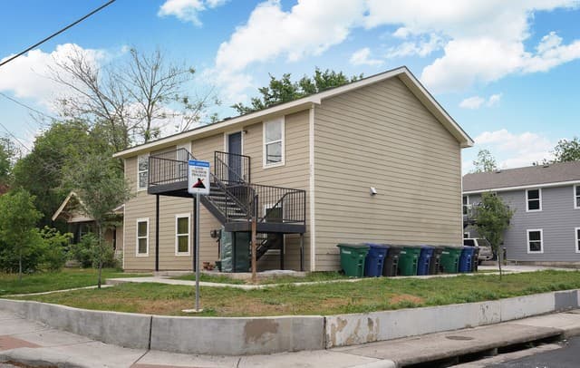 4-bedroom rental at 302 Cooper St Unit 201 in San Antonio, TX — photo 2