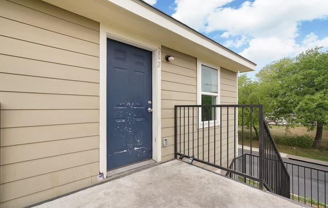 4-bedroom rental at 302 Cooper St Unit 201 in San Antonio, TX — photo 3