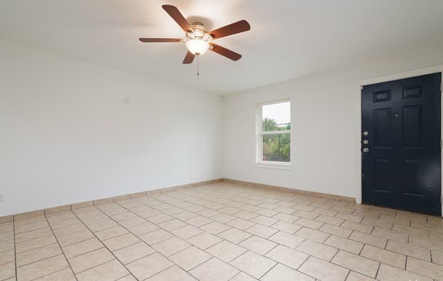 4-bedroom rental at 302 Cooper St Unit 201 in San Antonio, TX — photo 4