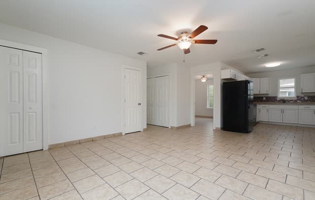 4-bedroom rental at 302 Cooper St Unit 201 in San Antonio, TX — photo 5