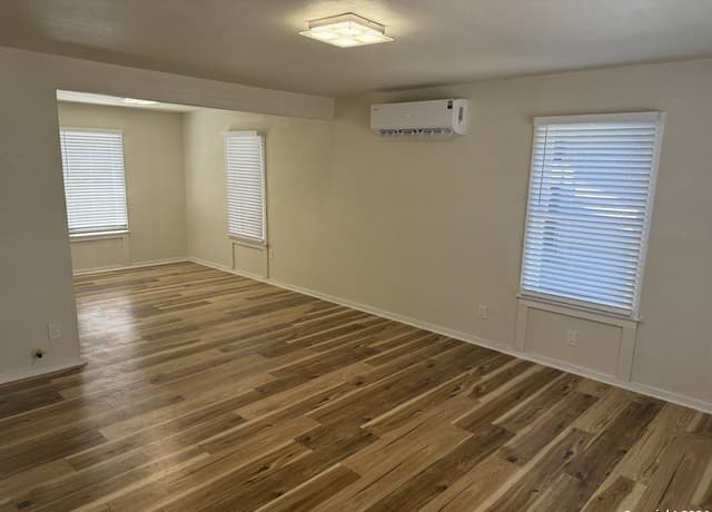2-bedroom rental at 922 McIlvaine Unit 2 in San Antonio, TX — photo 4