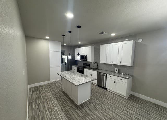 3-bedroom rental at 854 Canton in San Antonio, TX — photo 2