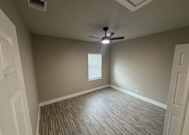 3-bedroom rental at 854 Canton in San Antonio, TX — photo 3