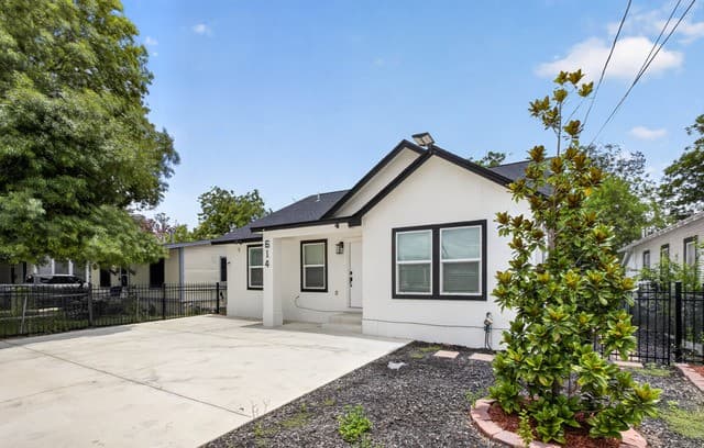 Home for sale at 614 SW 24th St in San Antonio, TX — photo 2