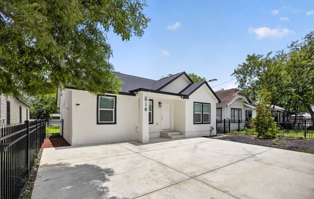 Home for sale at 614 SW 24th St in San Antonio, TX — photo 3
