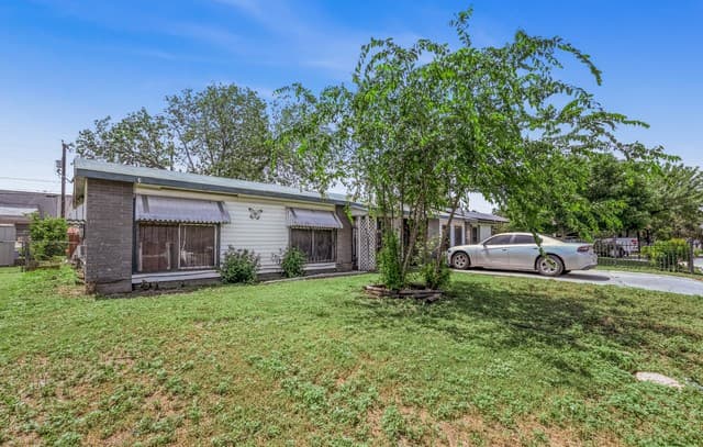 Home for sale at 319 Imperial Blvd in San Antonio, TX — photo 2