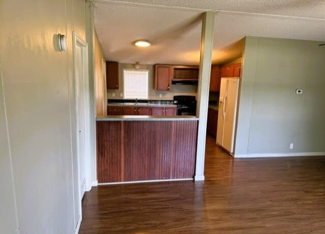 3-bedroom rental at 165 County Road 6751 in Devine, TX — photo 2