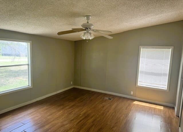 3-bedroom rental at 165 County Road 6751 in Devine, TX — photo 3