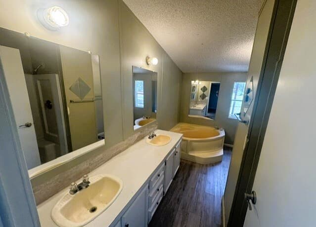 3-bedroom rental at 165 County Road 6751 in Devine, TX — photo 4