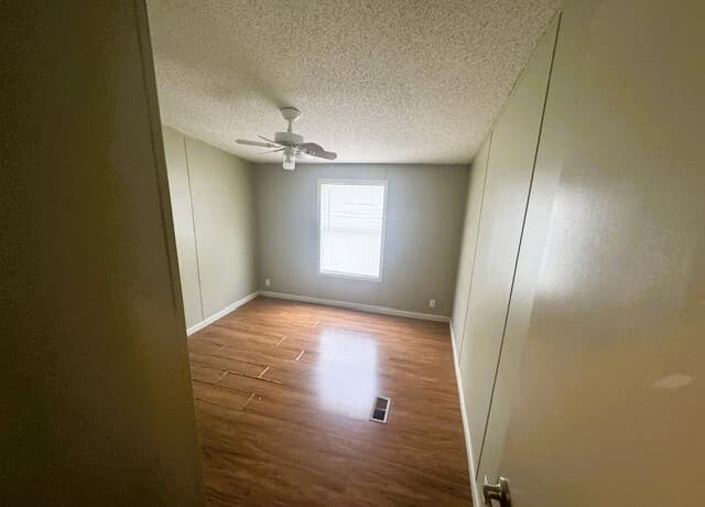 3-bedroom rental at 165 County Road 6751 in Devine, TX — photo 5