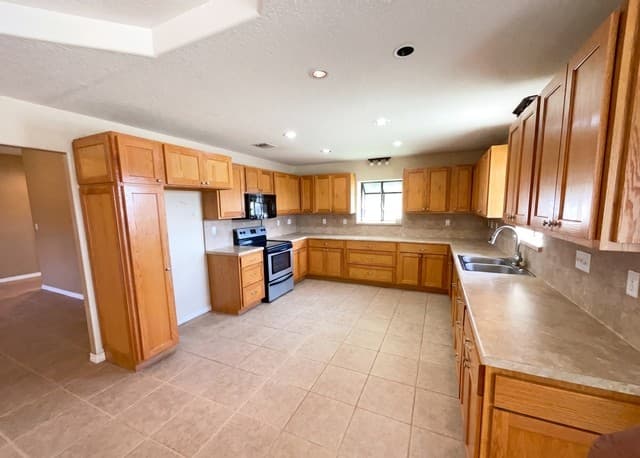 Home for sale at 1014 Avenue I in Poteet, TX — photo 3
