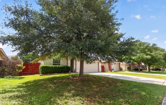 3-bedroom rental at 8948 Scarlet Crk in Universal City, TX — photo 2
