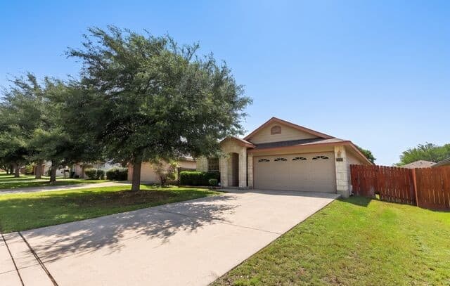 3-bedroom rental at 8948 Scarlet Crk in Universal City, TX — photo 3