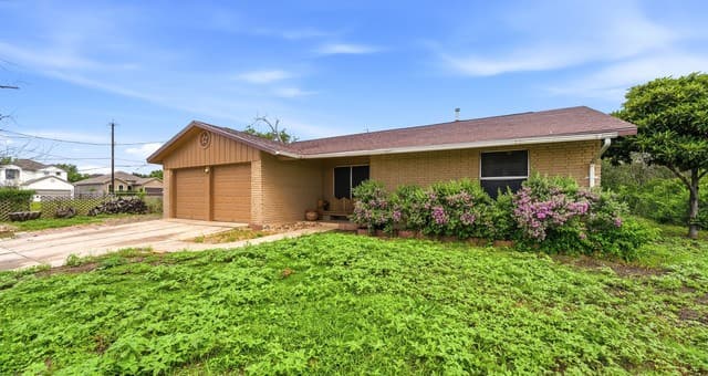 Home for sale at 103 7th St in Converse, TX — photo 2