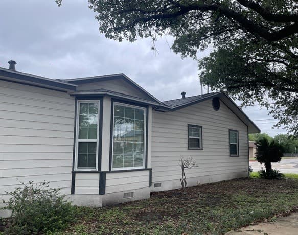 3-bedroom rental at 565 Division in San Antonio, TX — photo 2
