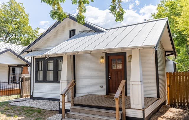 3-bedroom rental at 1010 Burnet St in San Antonio, TX — photo 2