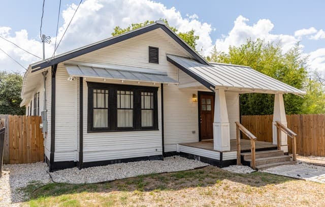 3-bedroom rental at 1010 Burnet St in San Antonio, TX — photo 3