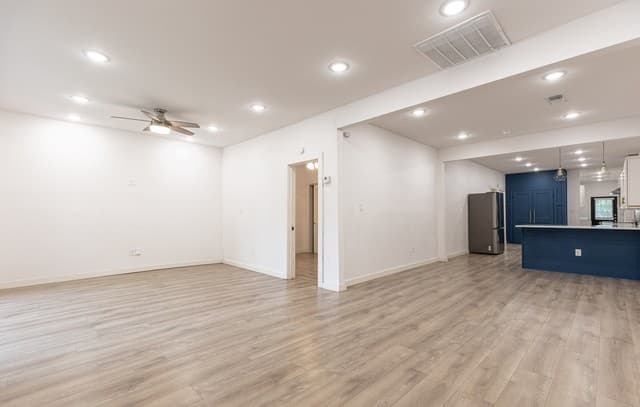 3-bedroom rental at 1010 Burnet St in San Antonio, TX — photo 4