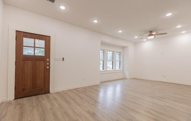 3-bedroom rental at 1010 Burnet St in San Antonio, TX — photo 5