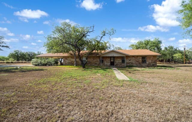 Home for sale at 82 Pulliam Dr in Pleasanton, TX — photo 1
