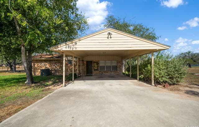 Home for sale at 82 Pulliam Dr in Pleasanton, TX — photo 3