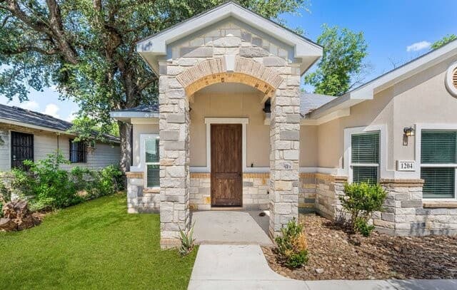Home for sale at 1204 Valencia in San Antonio, TX — photo 2