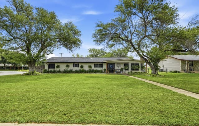 Home for sale at 910 Oakridge in Pleasanton, TX — photo 1