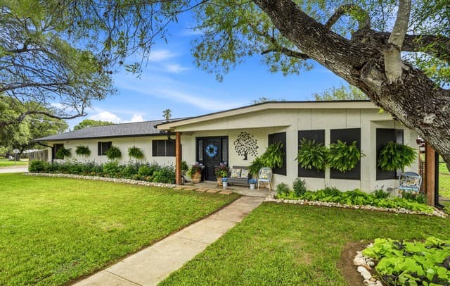 Home for sale at 910 Oakridge in Pleasanton, TX — photo 2