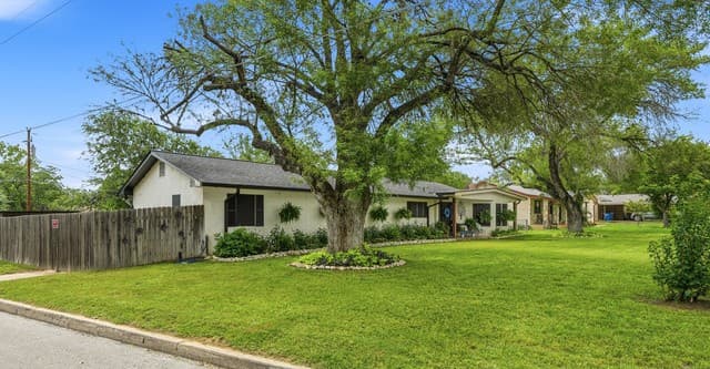 Home for sale at 910 Oakridge in Pleasanton, TX — photo 3